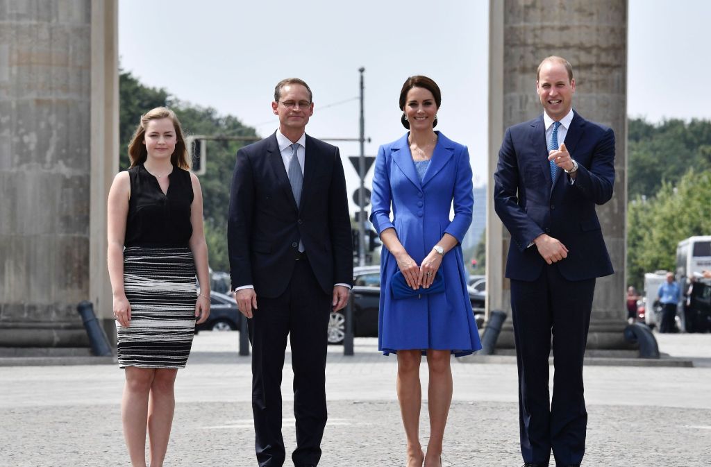 Prinz William mit seiner Ehefrau Kate und Berlins Bürgermeister Michael Müller vor dem Brandenburger Tor.