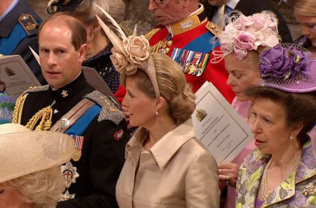 ...genauso wie Charles Geschwister, Prinzessin Anne (rechts) und Prinz Andrew mit seiner Frau Sophie