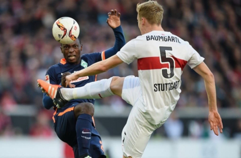 VfB-Verteidiger Timo Baumgartl im Zweikampf mit dem Bremer Anthony Ujah.