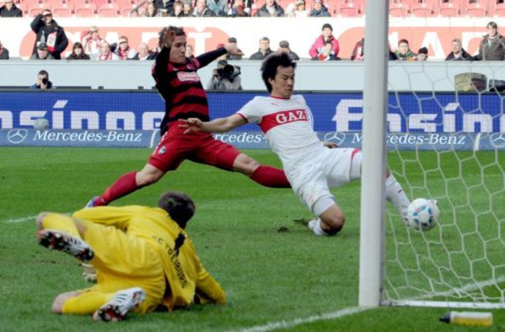 Und auch im Februar 2012 hat der VfB Stuttgart mit einem 4:1 deutlich die Nase vorn. Der Stuttgarter Shinji Okazaki (rechts) trifft zum 2:0. Keine Chance ...
