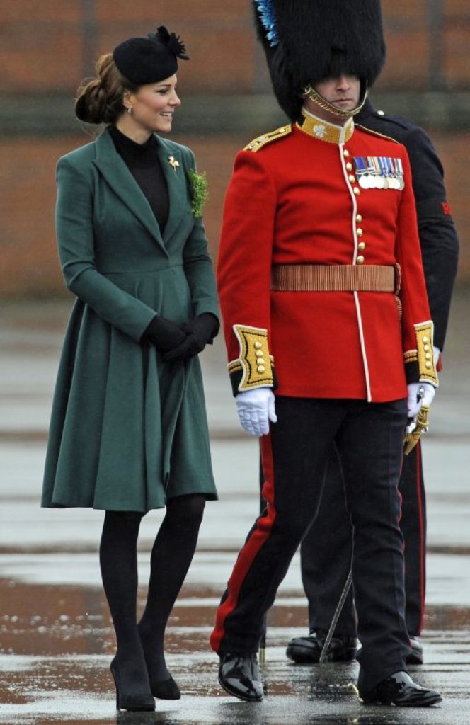 St. Patricks Day begeht Kate standesgemäß - mit den Irish Guards und einem moosgrünen Mantel von Emilia Wickstead.