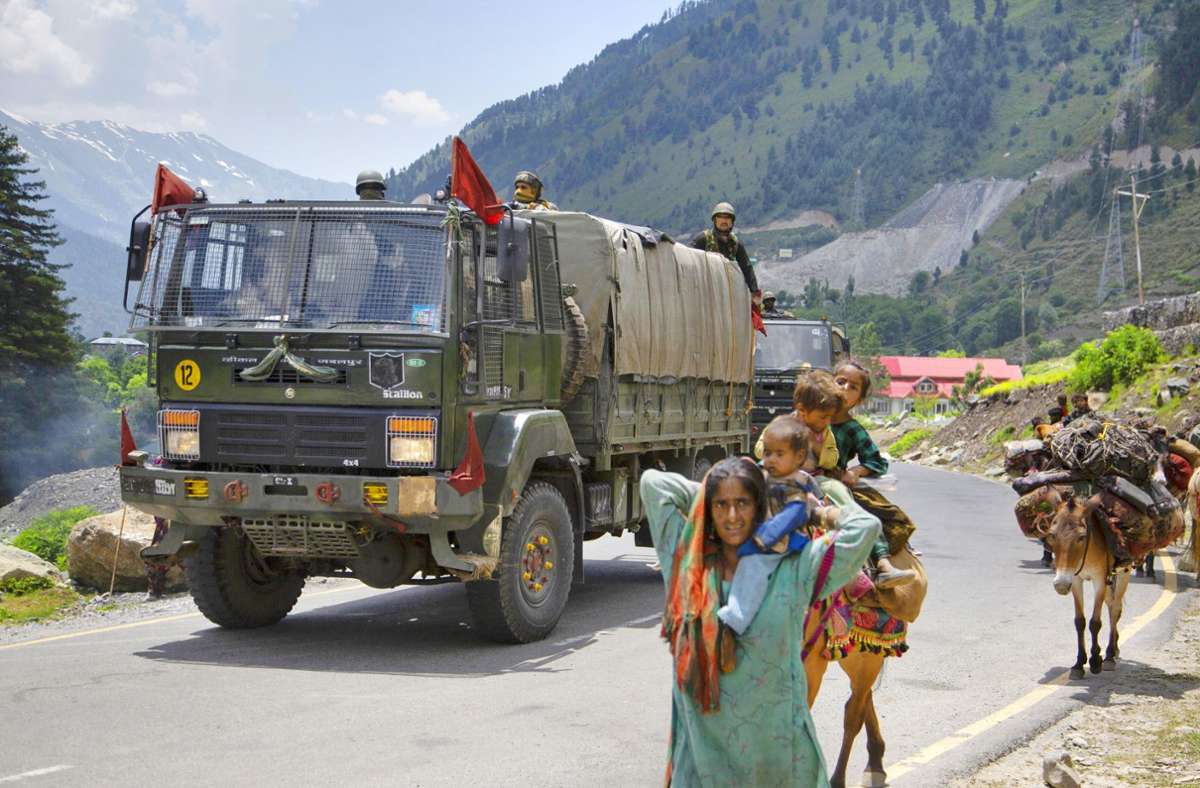 Nach der Eskalation  patrouillierte am Mittwoch  ein indischer  Armee-Konvoi in dem Grenzgebiet. Foto: AP/Mukhtar Khan