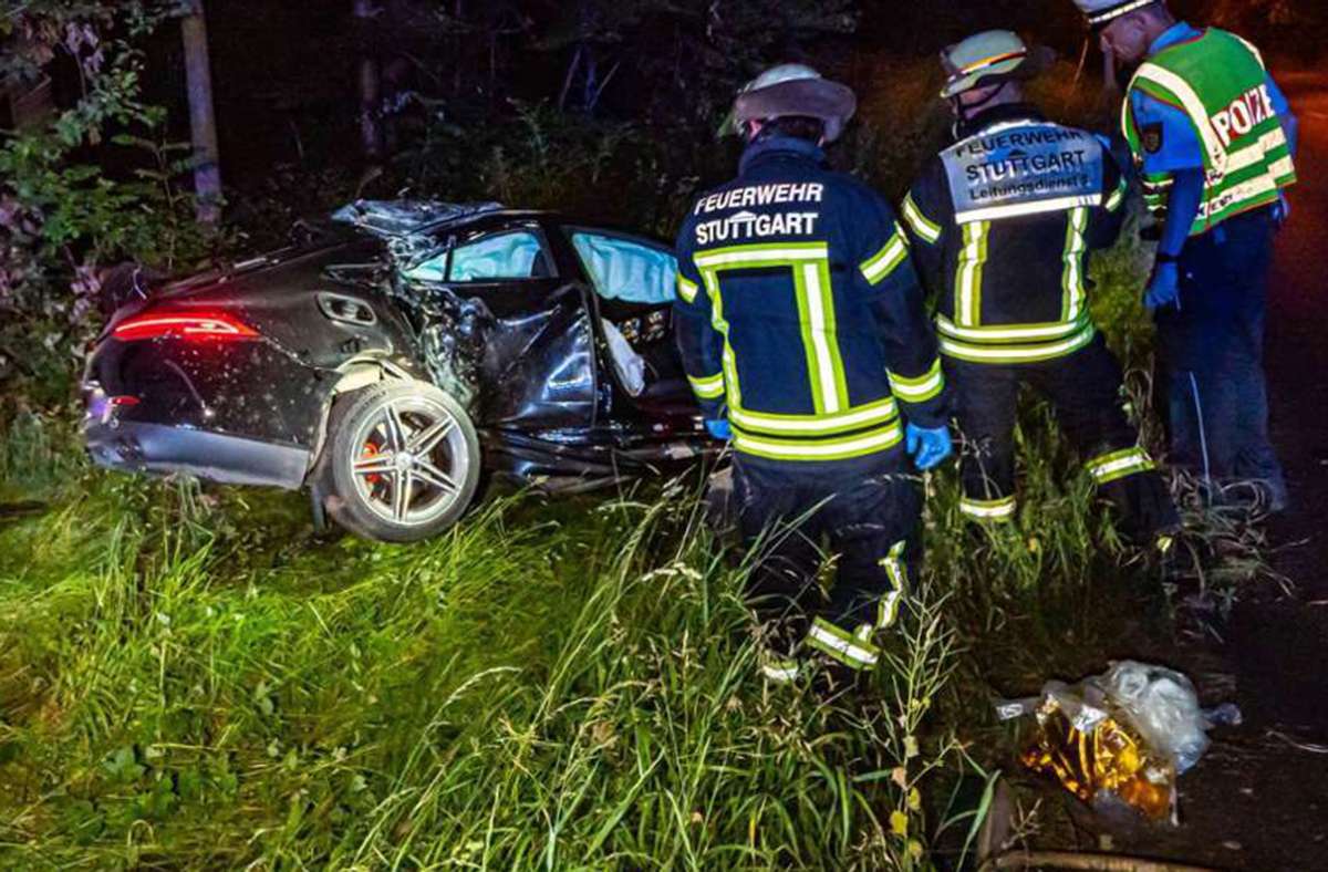 Unfall am Frauenkopf in Stuttgart: AMG prallt gegen Mast: Drei junge Männer  schwer verletzt - Stuttgart