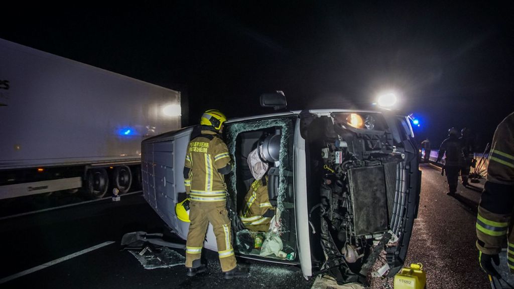 Auf der A8 bei Rutesheim: Überholmanöver führt zu Unfall – Transporter kippt um
