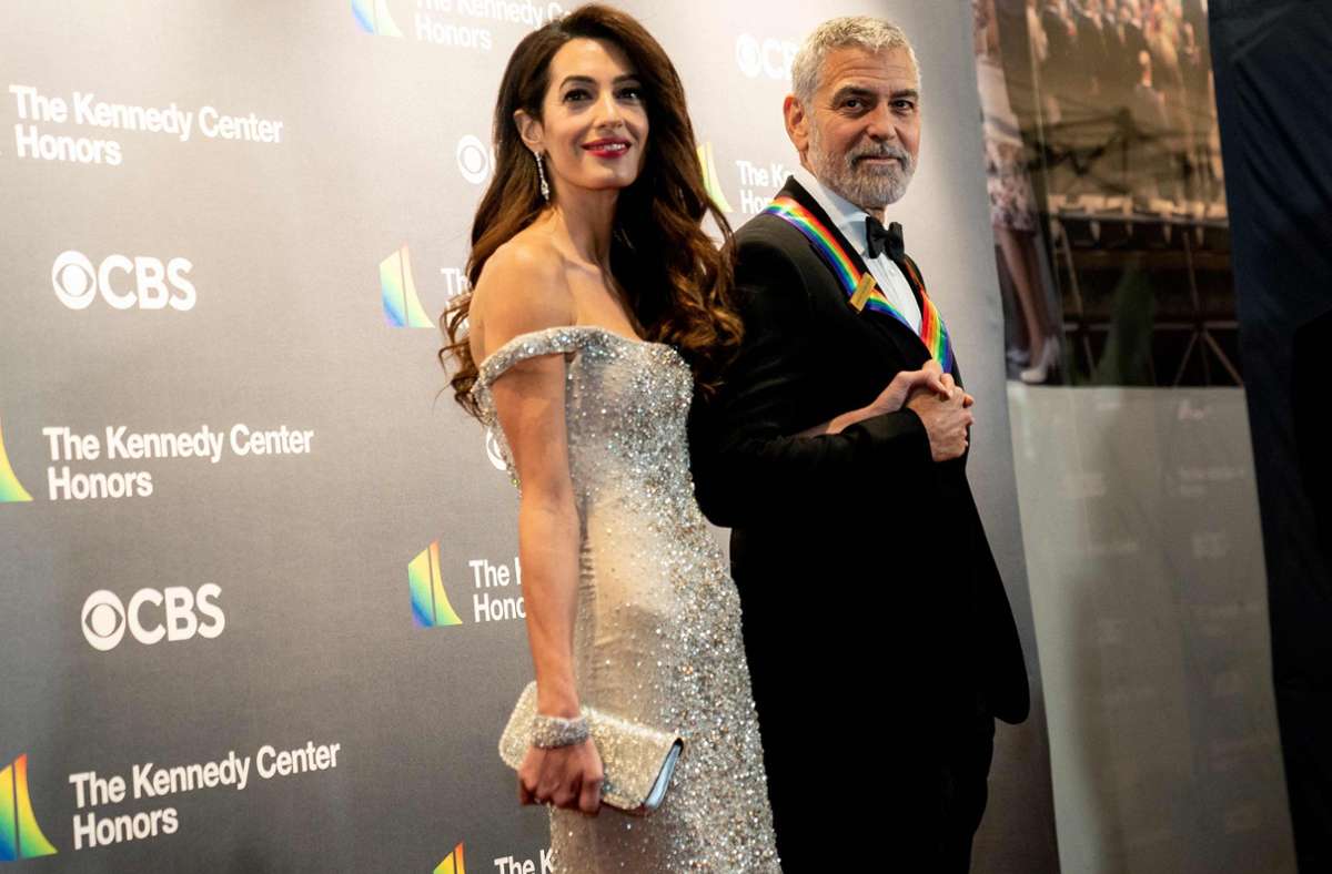 George Clooney wird mit den Kennedy Center Honors ausgezeichnet – und seine Frau Amal steht im Fokus der Fotografen.