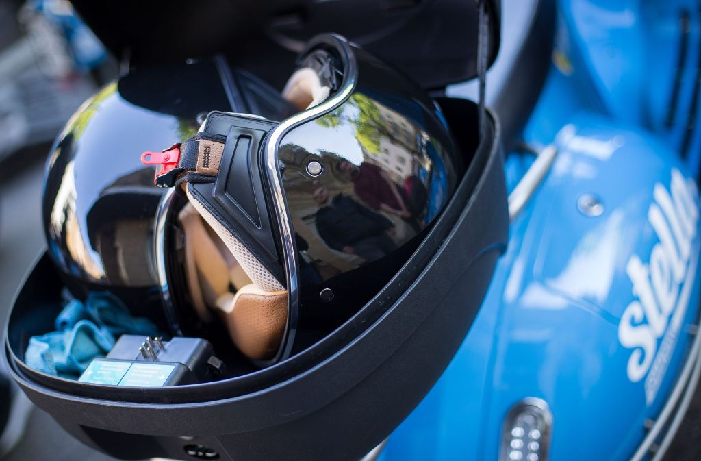 Am Roller angekommen, öffnet man über die App die Gepäckbox, in der zwei Helme unterschiedlicher Größe, Einmal-Unterziehhauben und die Schlüssel lagern.