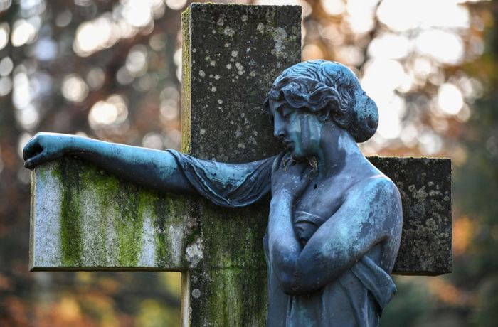 Friedhofsmitarbeiter stiehlt toter Frau die Ringe vom Finger