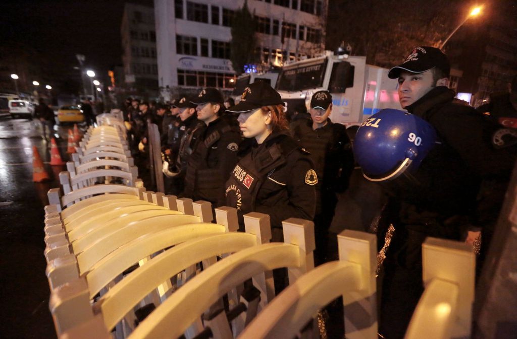 Polizisten stehen vor dem Hohen Wahlausschuss in Ankara.