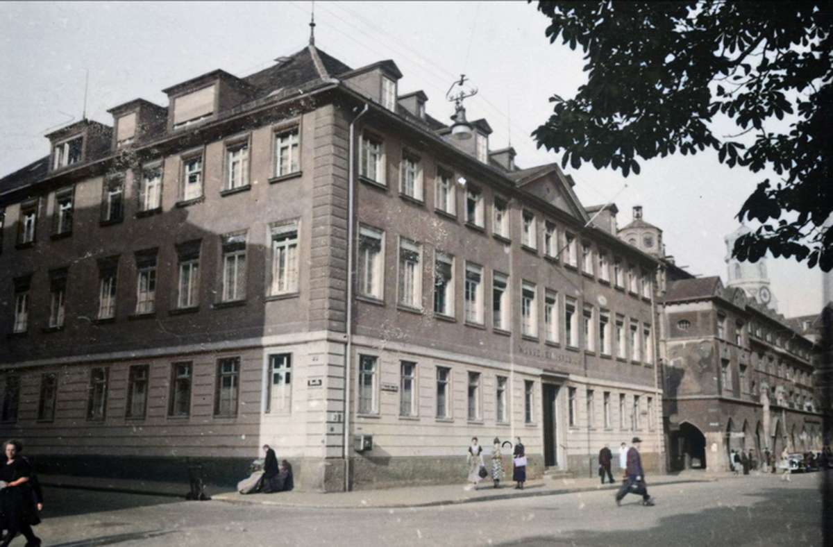 Wo heute das Dorotheenquartier steht, stand einst dieses mutmaßlich rote Gebäude. Im Hintergrund rechts die Markthalle samt Stiftskirche.