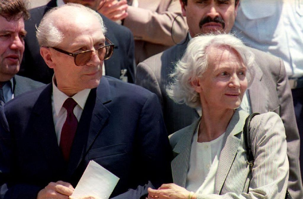 Erich und Margot Honecker bei ihrer Ankunft in Chile 1993