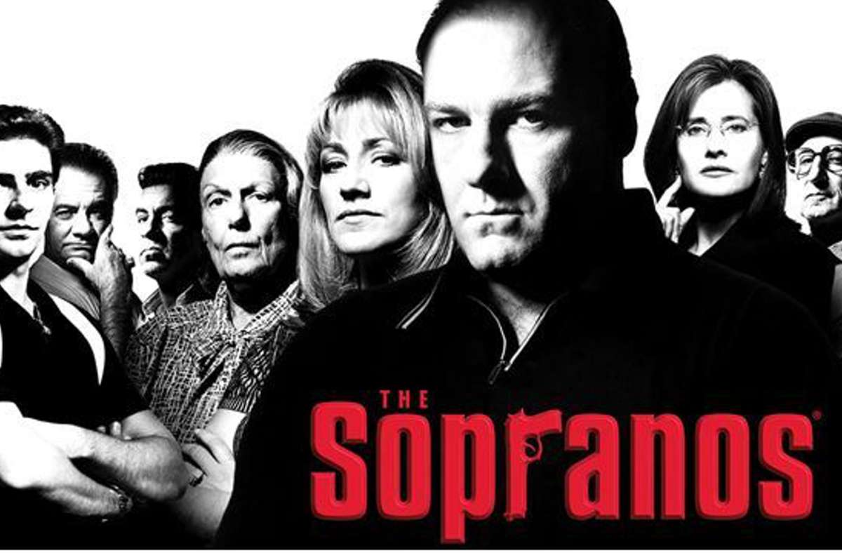 Die Sopranos (1999-2007) Ein Mafiaboss in der Krise: Tony Soprano (James Gandolfini), der sich in New Jersey ums organisierte Verbrechen kümmert, versucht es nach einer Panikattacke mit Psychotherapie. David Chase hat nicht den TV-Abklatsch von „Der Pate“ geliefert, der eigentlich bestellt war, sondern ein komplexe Charaktere und Erzählstrukturen liebendes Drama, mit dem sich der US-Bezahlsenders HBO als Institution für Qualitätsserien profilierte. Sky, 6 Staffeln, 86 Episoden