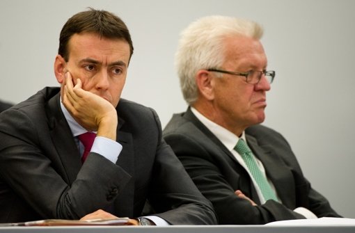 Winfried Kretschmann (Grüne, rechts) und Nils Schmid (SPD) müssen bei der nächsten Wahl um ihre Parlamentsmehrheit bangen. Foto: dpa