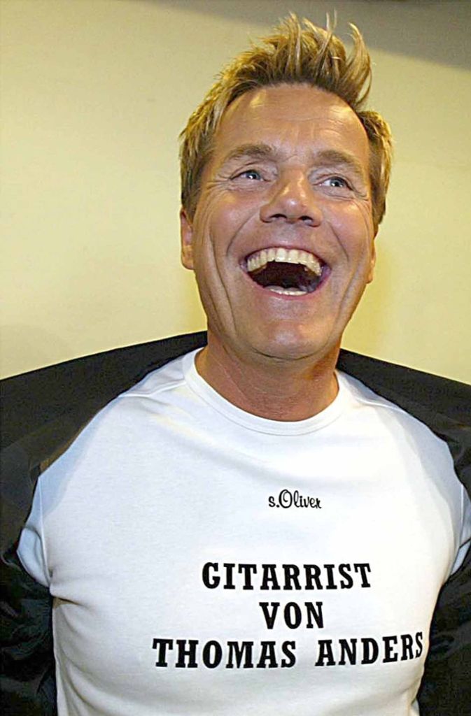 Dieter Bohlen stichelt halt gerne. 2003 präsentierte er ein Shirt, das er offenbar ziemlich witzig fand.