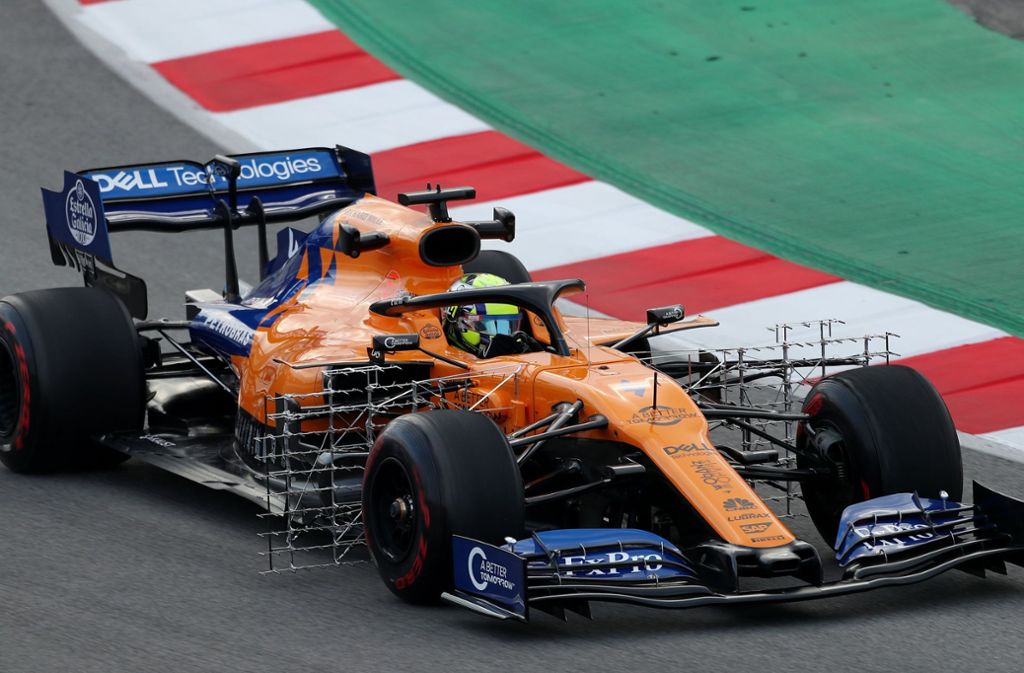 Gute Nachrichten gab es von McLaren. Carlos Sainz hat nach dem Getriebewechsel endlich die ersten Runden absolviert. Am Dienstag waren am Auto Messgitter hinter den Vorderreifen montiert, um verschiedene Daten zu sammeln. Meist geht es um einen Aerodynamik-Abgleich zwischen den Werten, die man im Windkanal gewonnen hat, und den tatsächlichen Werten.