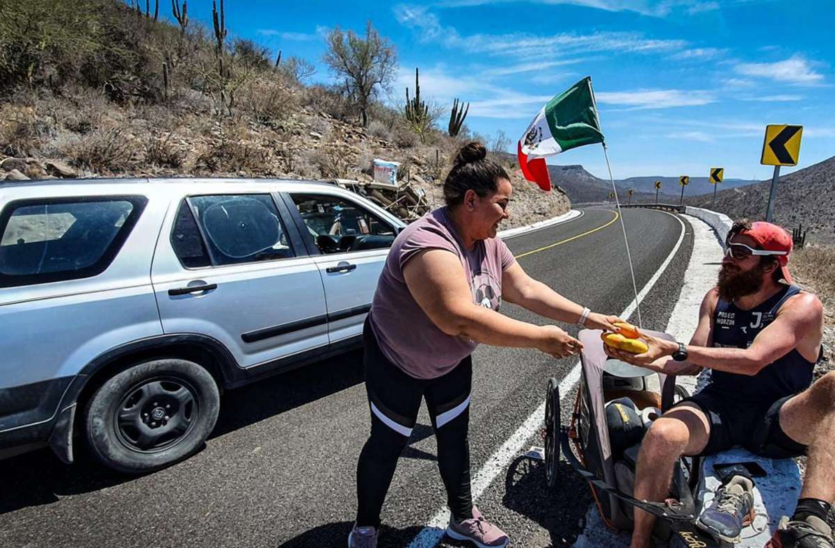 Ein freundliche Autofahrerin versorgt den Läufer mit Essen.