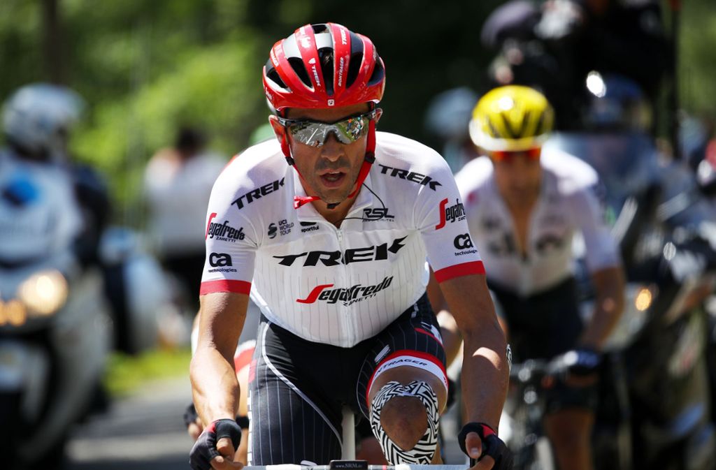 2015: Alberto Contador ist der fünfte Fahrer, der alle drei großen Rundfahrten (Tour de France, Vuelta a España und Giro d’Italia) für sich entscheiden konnte und seit 2015 nach Bernard Hinault der zweite, der jede davon mehr als einmal gewonnen hat. 2010 wurde er wegen Dopings gesperrt. Gleichzeitig wurden Contador sämtliche Erfolge seit dem positiven Dopingbefund offiziell aberkannt, darunter die Gesamtsiege der Tour de France 2010 sowie des Giro d’Italia 2011.