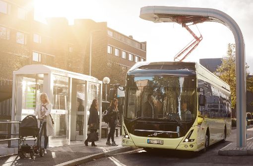 Ein Beispiel für einen vollelektrischen Stadtbus, der beim kurzen Halt geladen werden kann, zeigt Volvo in Göteborg. Foto: Volvo