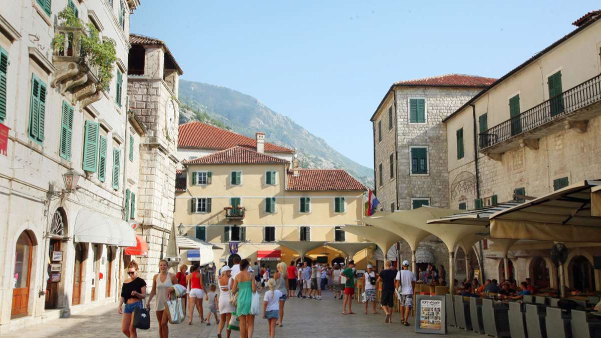  Die Hotels in dem Land an der Adria sind voll, die Krankenhausbetten füllen sich: Montenegros Rekordsaison wird von steil steigenden Infektionszahlen überschattet. Woran liegt das? 