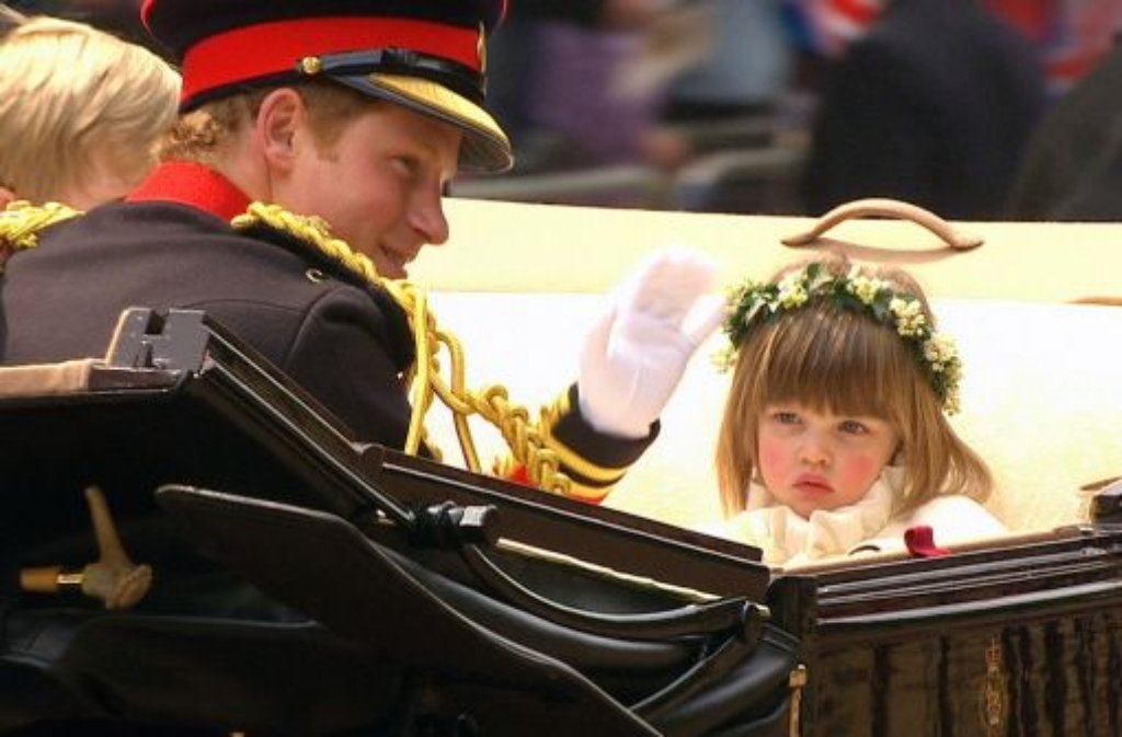 Prinz Harry hält in der Kutsche die Blumenkinder bei Laune.