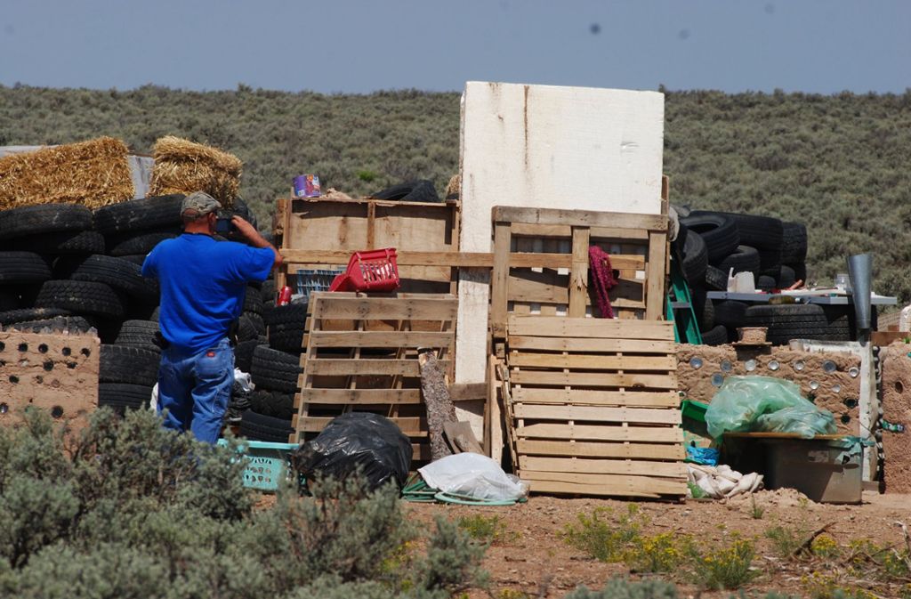 Bei einer Razzia auf einem Grundstück nördlich von Taos hatte die Polizei am vergangenen Freitag (3. August) elf verwahrloste und hungernde Kinder entdeckt, die Pflegefamilien übergeben wurden.