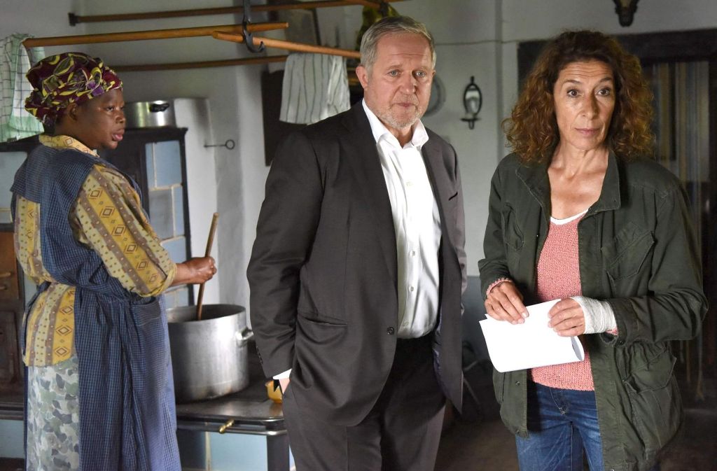 Moritz Eisner (Harald Krassnitzer) und Bibi Fellner (Adele Neuhauser) ermitteln im Fluchthof.