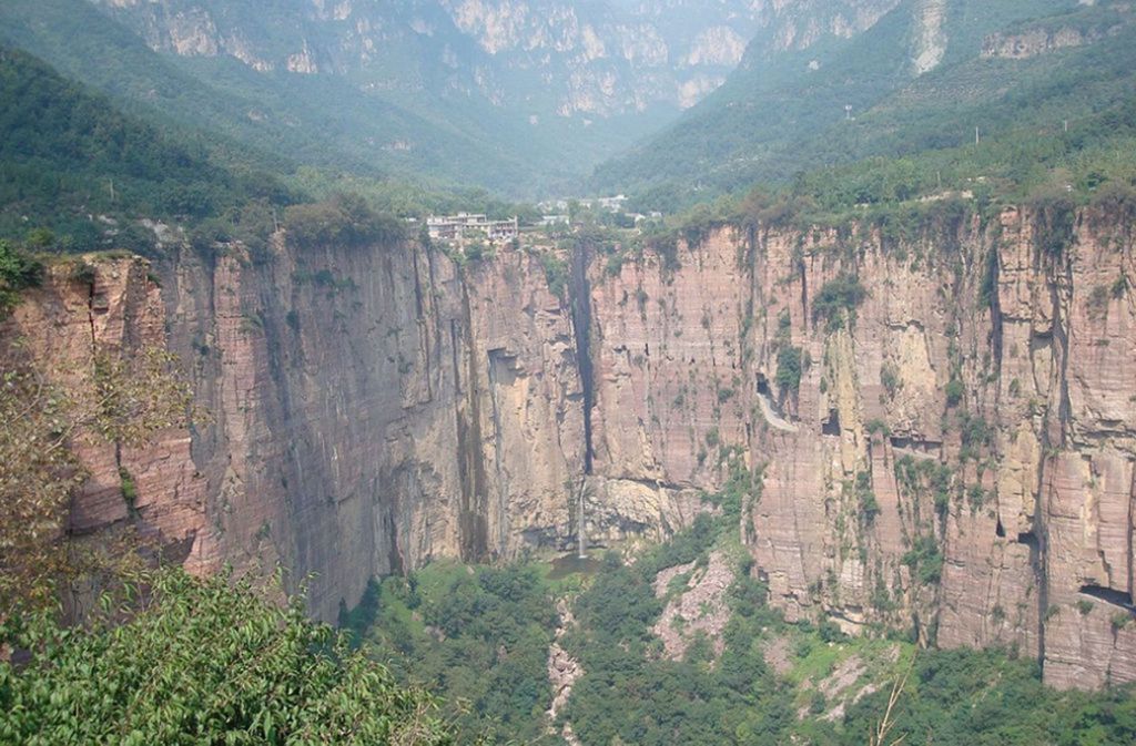 Guoliang-Tunnel (China): Um das hoch oben im chinesischen Taihang-Shan-Gebirge gelegene Dorf Guoliang auf dem Verkehrswege mit der Außenwelt zu verbinden, wurde in dem Gebirge ein Tunnel angelegt, der 1,2 Kilometer lang, fünf Meter hoch und vier Meter breit ist. Die Bauarbeiten begannen 1972 und erstreckten sich über einen Zeitraum von fünf Jahren.