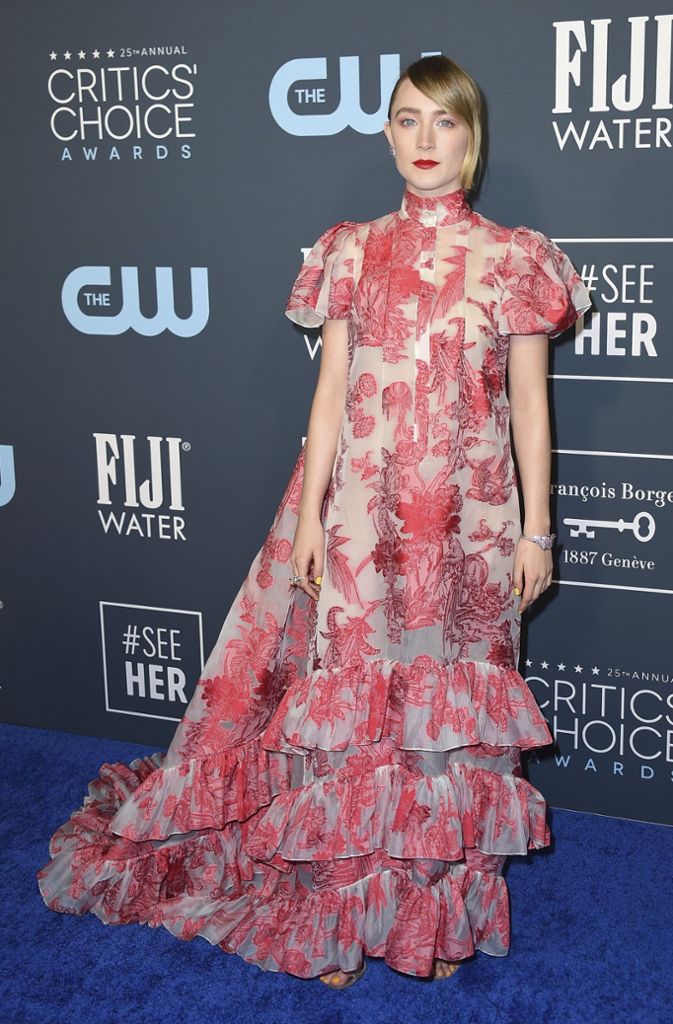 Ein großflächig bedrucktes Kleid trug Schauspielerin Saoirse Ronan auf dem roten Teppich.
