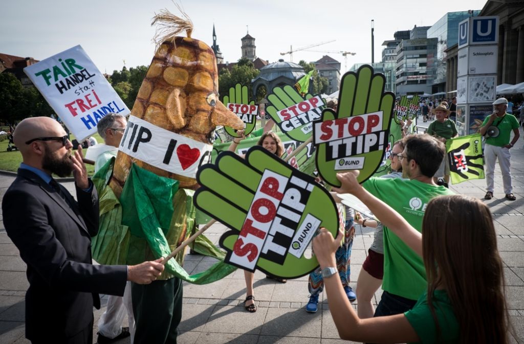 Am 17. September  wird in Stuttgart gegen TTIP und CETA demonstriert. Das Bild stammt von einer ersten Vorortaktion. Foto: Lichtgut/Achim Zweygarth