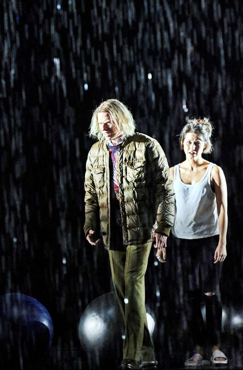 Szene mit Peer Oscar Musinowski und Nina Siewert in Simon Stephens’ „Am Ende Licht“ im Schauspielhaus Stuttgart.