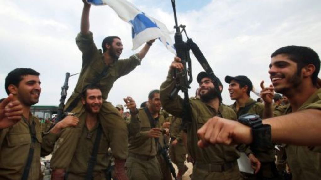  Nach Einsetzen der Waffenruhe zwischen Israel und der Hamas haben sich beide Seiten zum Sieger des Konflikts erklärt. Im Gazastreifen feierten tausende Menschen mit Fahnen das Ende der Kämpfe, auch Israels Soldaten jubelten. 