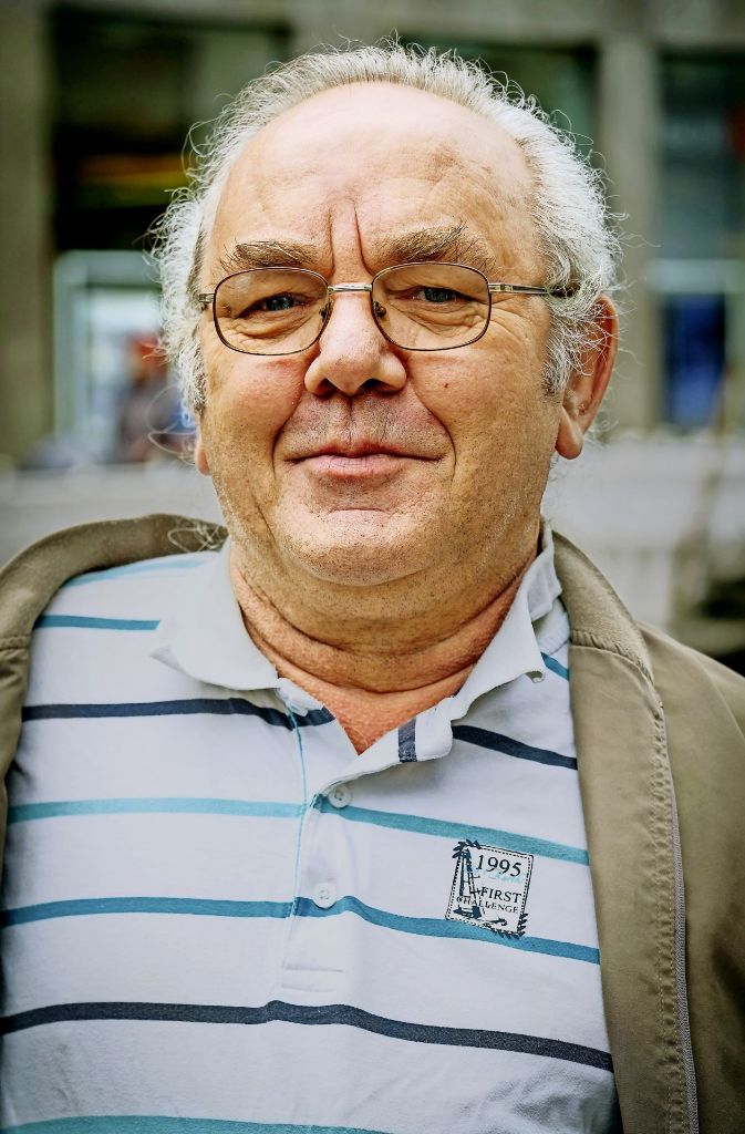 Karl-Heinz Treptow (66), Rentner aus Stuttgart: „Der Sonntag sollte Sonntag bleiben. Die, die im Verkauf arbeiten, sollten doch auch die Möglichkeit haben, in Ruhe zu feiern. Aber ich muss jetzt auch nicht am 24. plötzlich das und das haben. Der ganze Konsum und Weihnachten – das passt für mich auch einfach nicht zusammen. Das ist alles viel zu viel.“