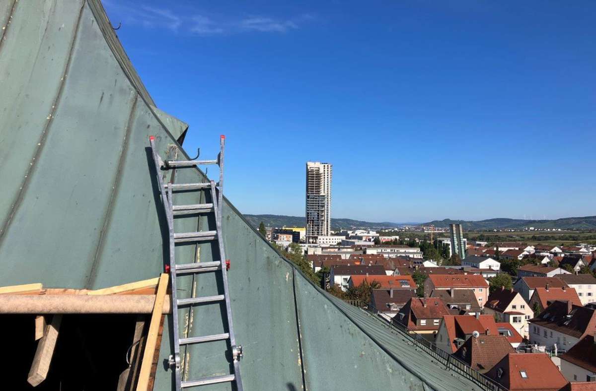 Links unten auf dem Foto die ins Turmdach eingefräste Lücke, um die Glocke hineinbugsieren zu können; in der Mitte des Bilds ist der 107 Meter hohe Fellbacher Schwabenlandtower erkennbar.