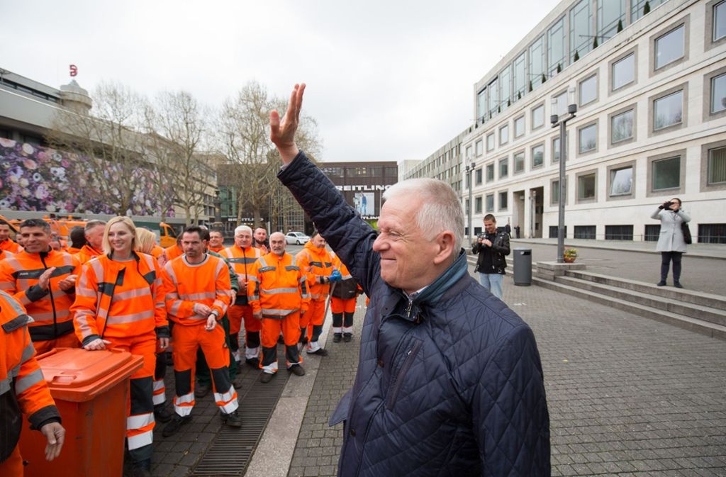 Oberbürgermeister Kuhn begrüßt die neuen Männer und Frauen in Orange...