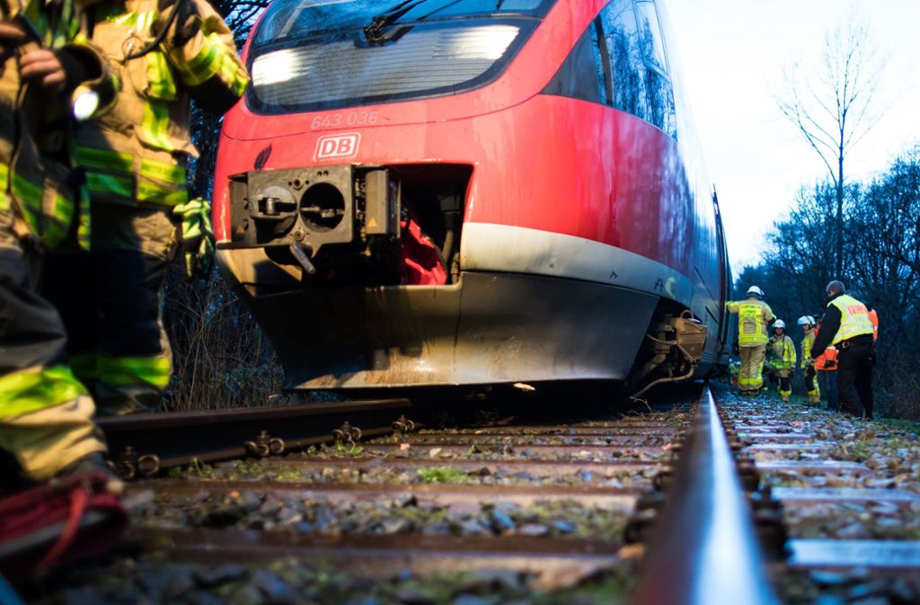 In Selm in Nordrhein-Westfalen war ein Regionalzug gegen einen entwurzelten Baum geprallt und aus den Schienen gesprungen.