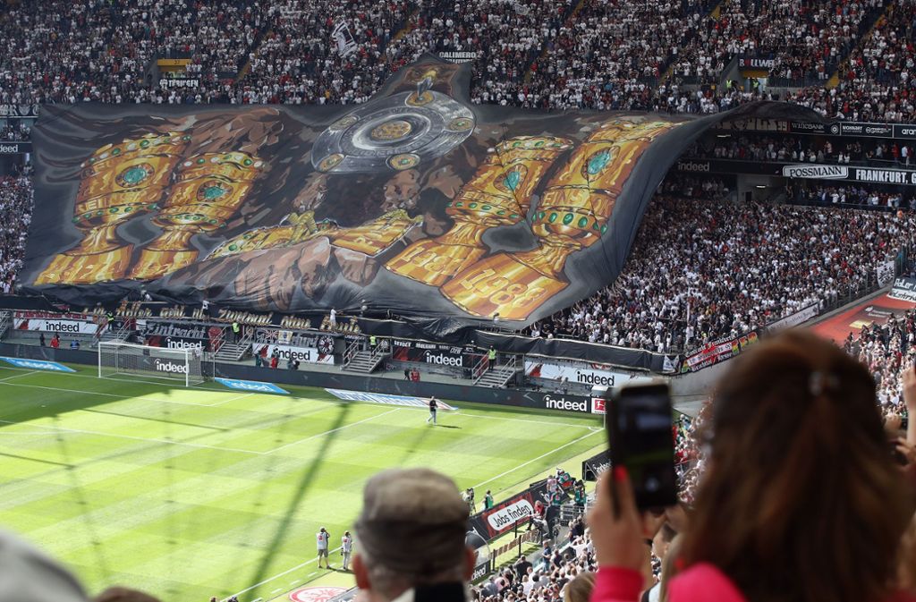 Platz 6: Eintracht Frankfurt. Hier zeigen Frankfurt-Fans einen riesigen Banner. 50 000 Mitglieder zählt die Eintracht.