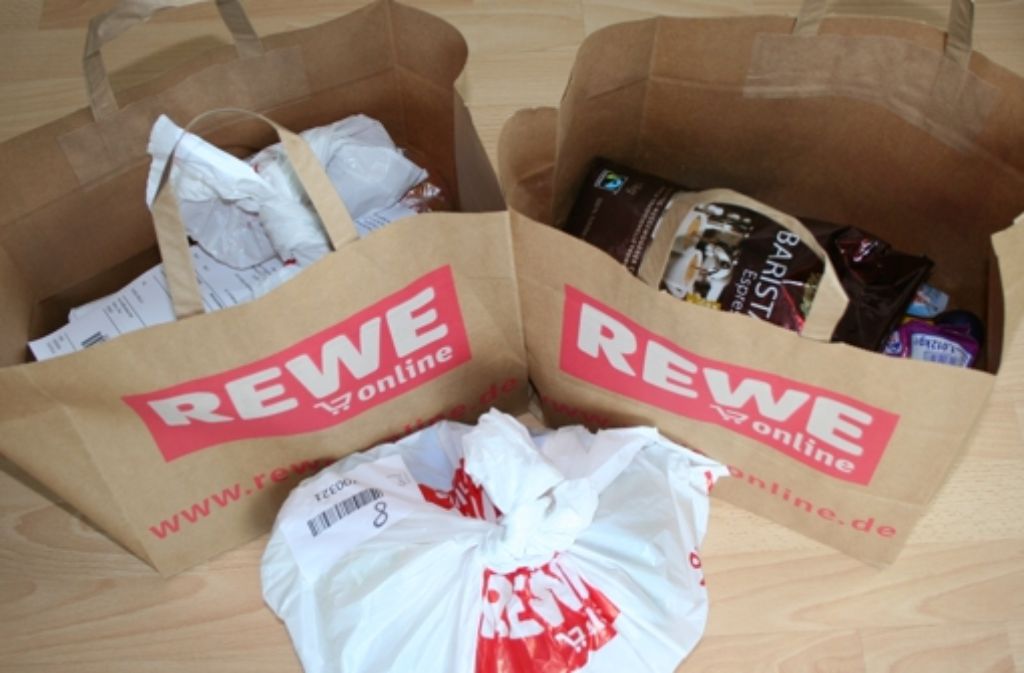 Beim Online-Supermarkt von Rewe ist bei der Lieferung kaum Müll angefallen. Auch wurden alle Zutaten für den Apfelkuchen zuverlässig und rechtzeitig geliefert, allerdings muss der Kunde in diesem Shop für mindestens 40 Euro bestellen, um überhaupt beliefert zu werden.