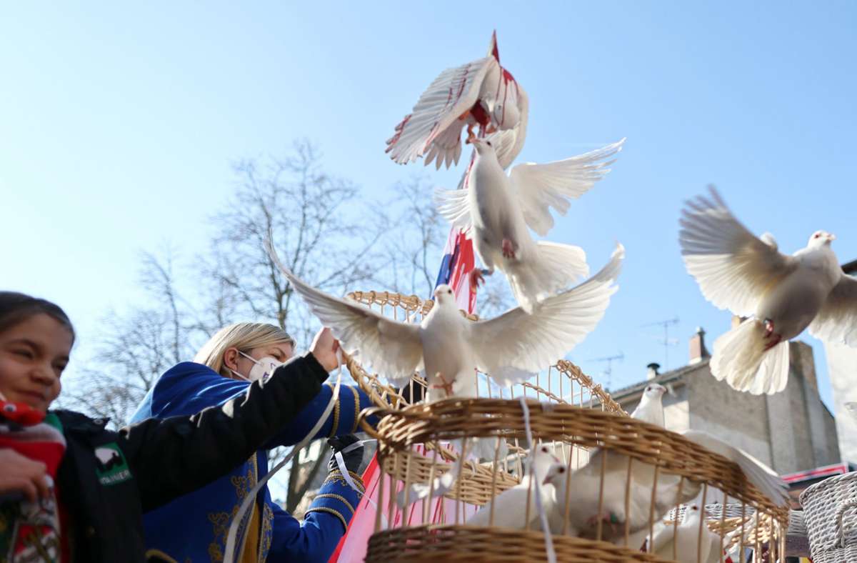 Weiße Tauben werden bei der Kundgebung zur Friedensdemonstration freigelassen