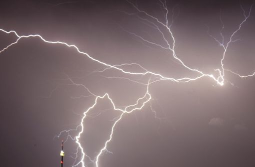 Blitze schlagen am Stuttgarter Fernsehturm vorbei. Foto: Andreas Rosar//Fotoagentur-Stuttgart