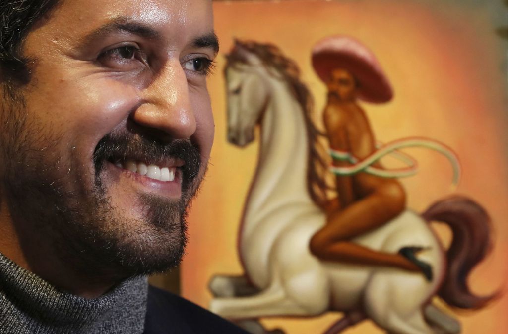 Der mexikanische Künstler Fabián Cháirez steht hier noch lachend vor seinem umstrittenen Gemälde des Volkshelden Zapata.