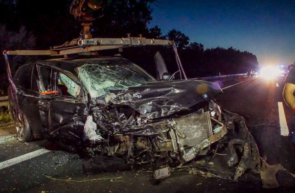 Bei dem Unfall kollidierten ein BMW und ein VW miteinander, nachdem der VW einem Lkw ausgewichen war.