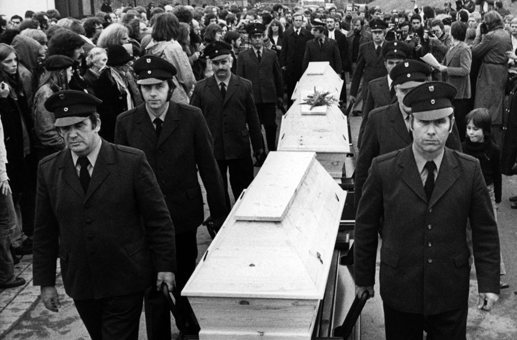 Nachdem sich Meinhof schon ein Jahr zuvor erhängt hatte, begingen Baader, Ensslin und Raspe in der Nacht zum 18. Oktober 1977 Selbstmord. Sie wurden auf dem Dornhalden Friedhof beigesetzt.