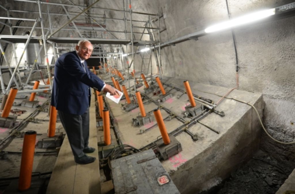 Der Bauingenieur Walter Wittke steht im Forschungstunnel der Bahn bei Freudenstein. Dort wird der Tunnelbau in dem problematischen Gipskeupergestein erforscht. Einige Tunnel beim umstrittenen Bauprojekt Stuttgart 21 sollen durch Gipskeuper gebohrt werden. Weitere Eindrücke aus dem Stollen vermittelt unsere Bilderstrecke.