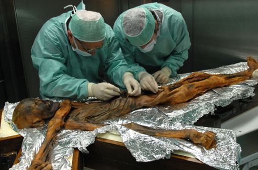Forscher arbeiten an  der Mumie von „Ötzi“, einem Vorzeitmenschen, der in den Alpen gestorben war und dessen Leichnam unter Eis über Jahrtausende konserviert war. Foto: SouthtyrolarchaeologymuseumEura