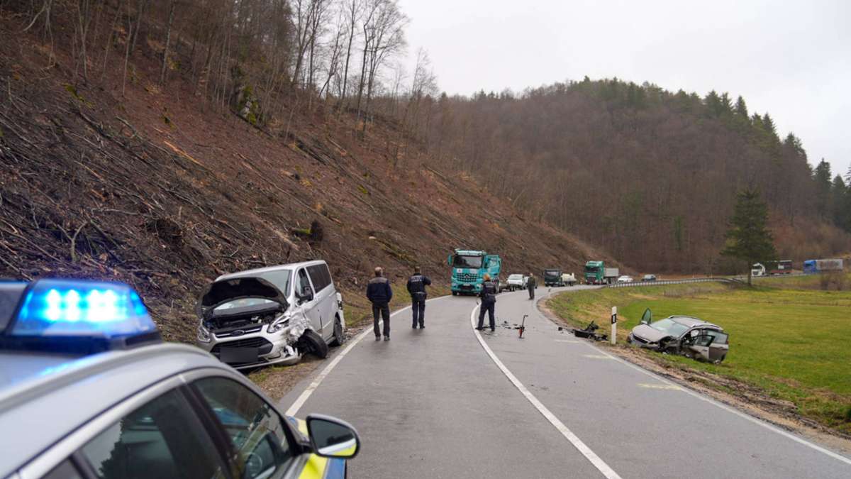 Zwei Schwerverletzte bei Unfall in Bad Urach: 85-Jähriger überholt Lkw und stößt mit Gegenverkehr zusammen