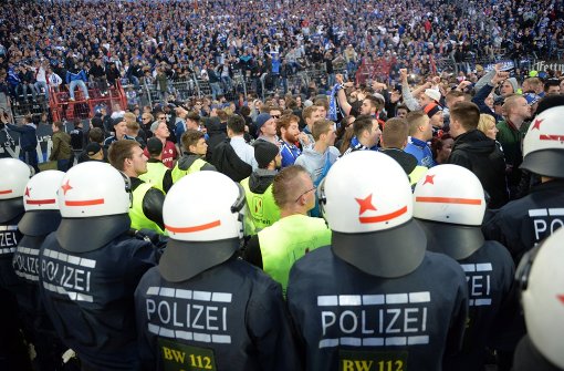 Das Polizeiaufgebot in Karlsruhe dürfte beim Spiel des KSC gegen den VfB Stuttgart noch größer werden, als hier beim Spiel gegen den HSV. Foto: dpa