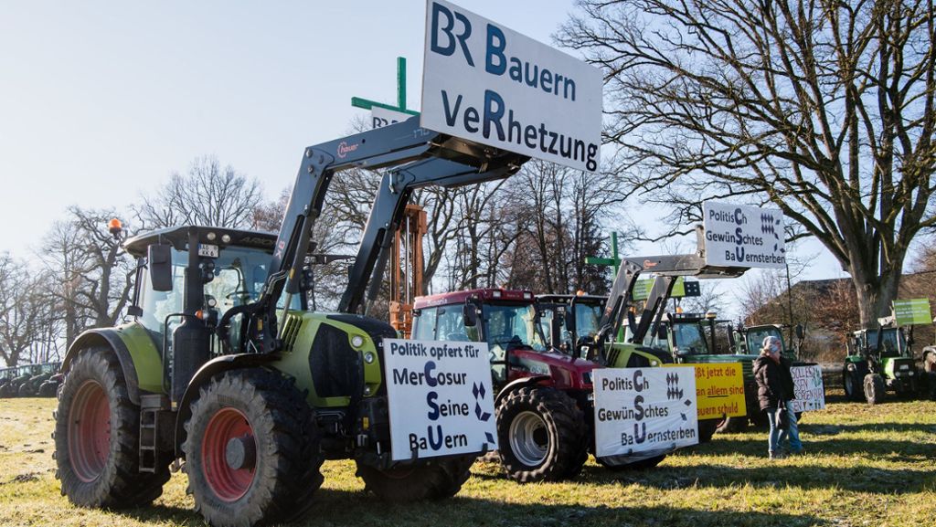  Bundesministerin Klöckner (CDU) kritisiert, dass die Töne bei den Agrarprotesten zunehmend radikal geworden seien. Vertreter der Landwirte weisen die Kritik zurück. 