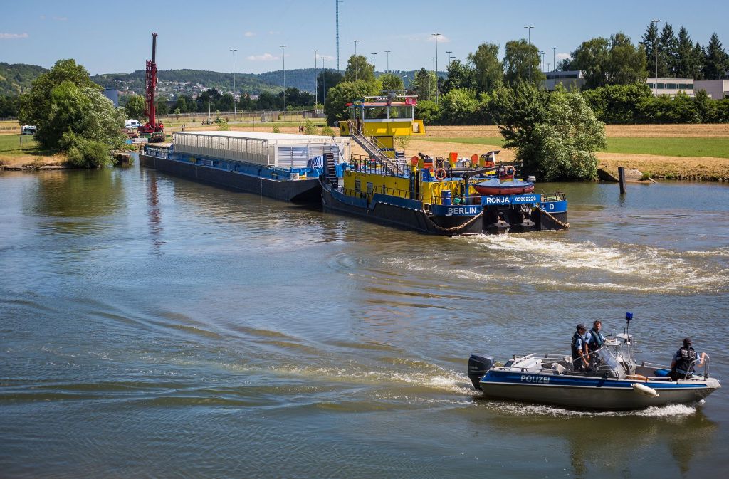 Ein Transportschiff mit leeren Castorbehältern erreicht am 26. Juni 2017 das Kernkraftwerk in Obrigheim in Baden-Württemberg.
