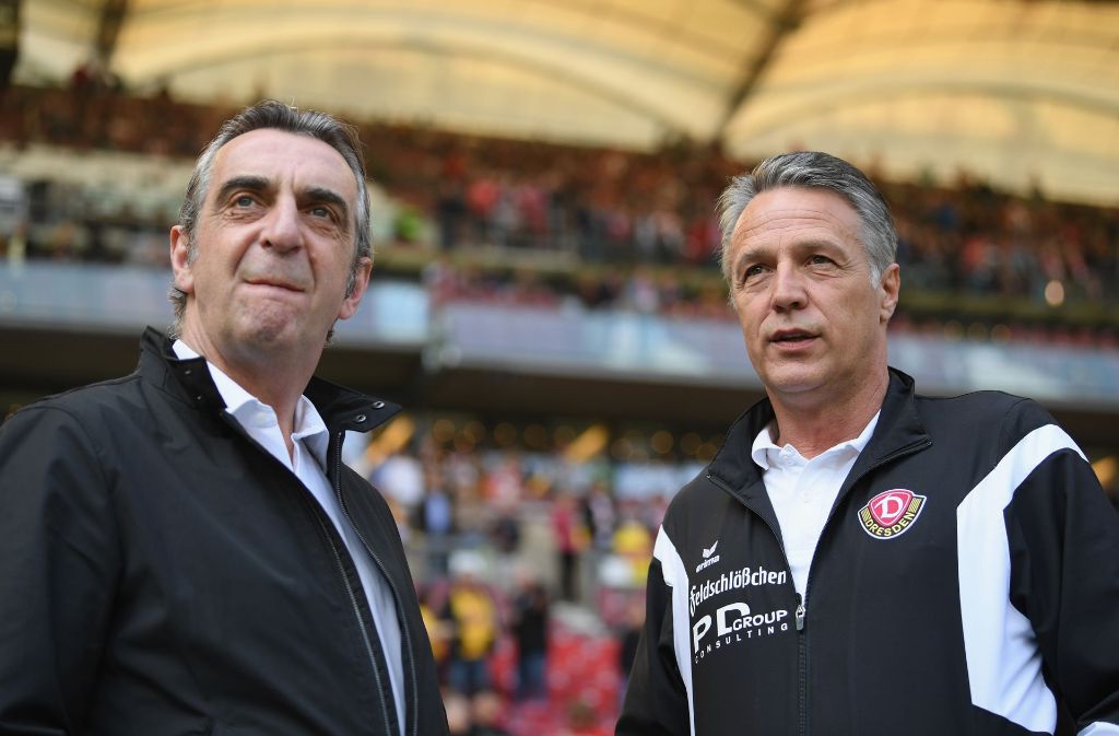 Der Trainer von Dresden, Uwe Neuhaus (rechts)