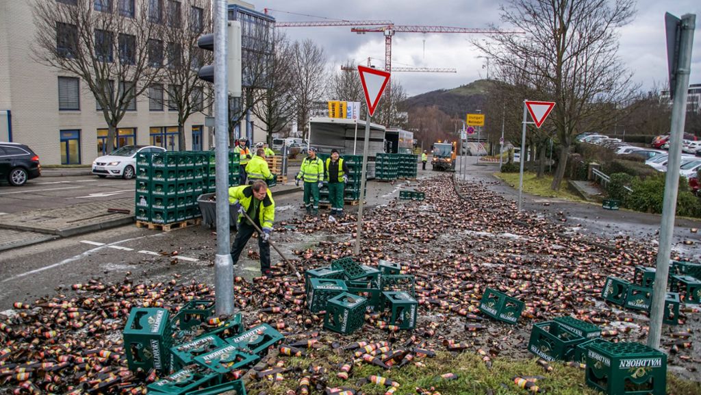 Unfall in Stuttgart-Weilimdorf: Laster verliert 100 Kisten Bier