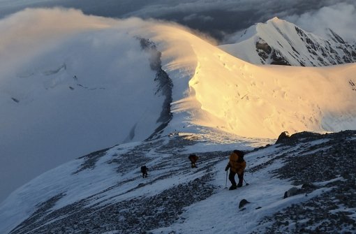 17 Tage sind Petra Küster und Bernd Nebendahl unterwegs, um auf den Gipfel des Pik Lenin im Pamir-Gebirge zu klettern. Der Berg ist 7134 Meter hoch Foto: privat